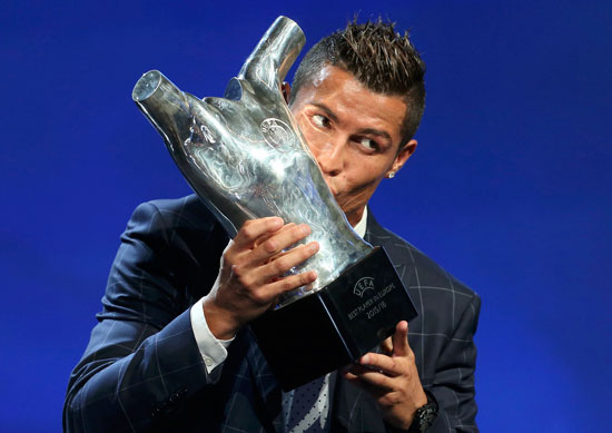  رونالدو يقبل جائزة أفضل لاعب فى أوروبا بعد فوزه بها 